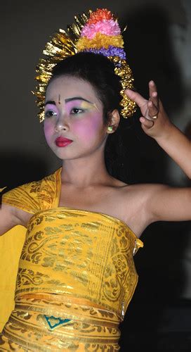 Bali Dance | Balinese dancers in Pemuteran. | Selamat Made | Flickr