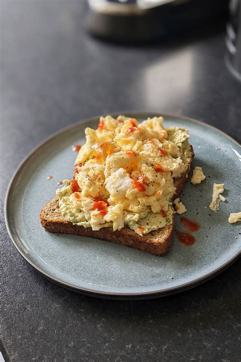 Scrambled Eggs on Avocado Toast - Karinokada