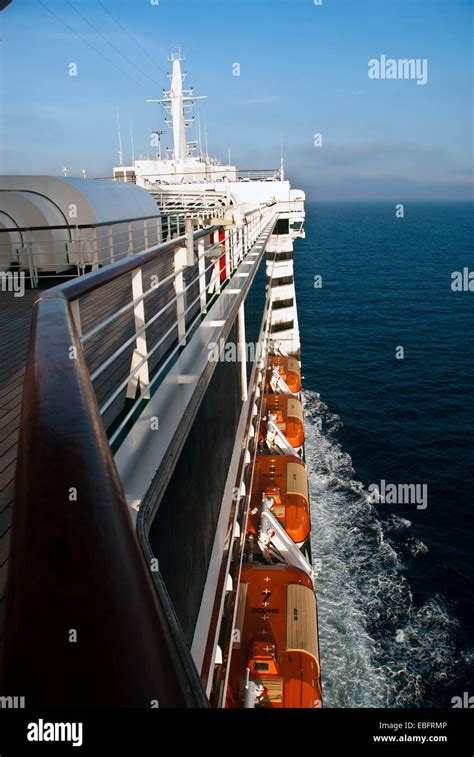 Starboard side view of P & O cruise ship Arcadia Stock Photo - Alamy