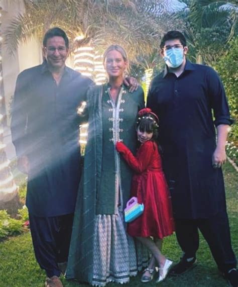 Wasim Akram & Shaniera Akram New Adorable Family Pictures | Reviewit.pk