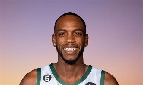 Khris Middleton undergoes MRI on right knee | HoopsHype