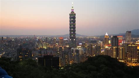 Taipei night photos from Elephant Mountain | Taiwan Fun Times