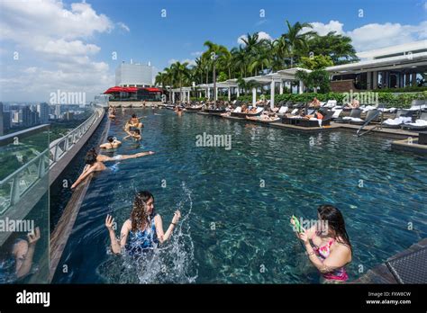 Marina Bay Sands , Infinity pool, Roof Terasse, Marina Bay Stock Photo ...