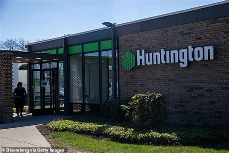 Huntington Bank closes 26 branches - including nine in each Michigan ...