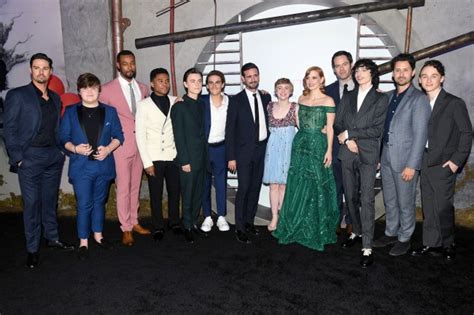 'It Chapter Two' Adults Posed With 'It' Kids