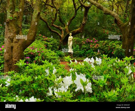 Virginia Dare Statue, Elizabethan Gardens, Manteo, Roanoke Island ...