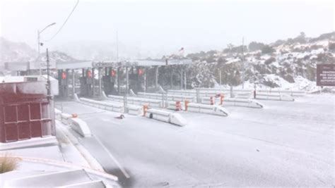 Person visit La Rumorosa in Baja California due to snowfall ...