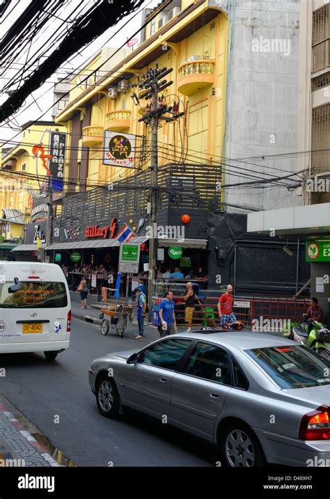 Traffic and bars at Nana Plaza, Bangkok, Thailand Stock Photo - Alamy