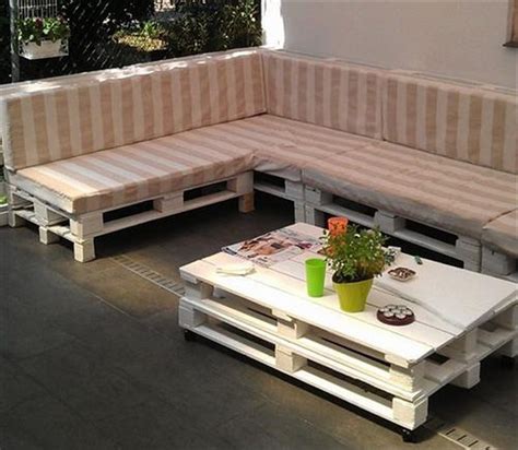 Couch Made Out of Wood Pallets – Pallet Wood Projects