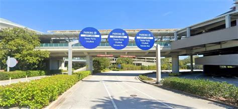 Parking at Universal Studios Orlando [2022 Fees & Easy Tips]