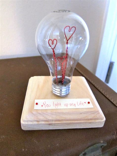 Saleena: DIY: Valentine Light Bulb