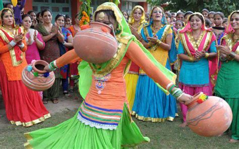 Giddha Folk Dance, History, Steps, Style, Origin & Information