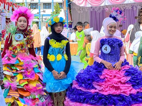 Inovasi, Ajak Siswa Daur Ulang Sampah Jadi Kostum Menarik - Rumah Karya ...