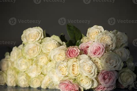 Beautiful vintage bouquet of white roses on a dark background. 19089367 ...