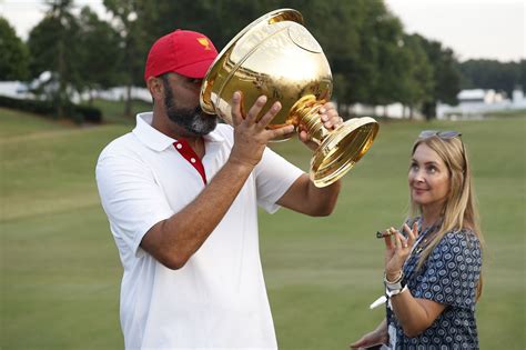 What is the relationship between Jordan Spieth and his caddy?