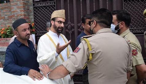 Police stops Mirwaiz Umar Farooq from leaving residence to offer Friday prayers - Daily Excelsior