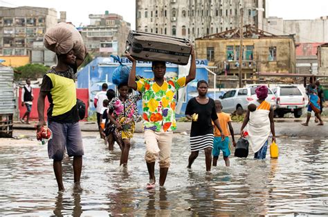 Cyclone Idai: survivors cling to rooftops in Mozambique as they await ...