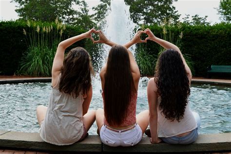 Three best friends pose | Sisters photoshoot poses, Friend poses ...