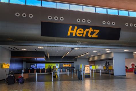 Área De Alquiler De Coches Del Aeropuerto De Hertz Imagen de archivo editorial - Imagen de ...