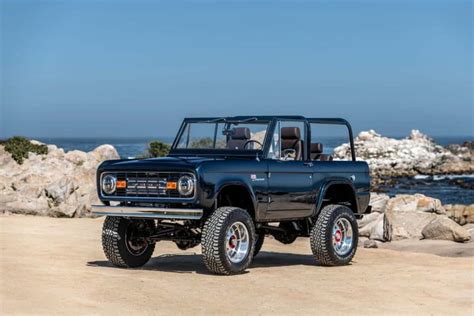 The 2021 Bronco vs. The 1974 Bronco Restomod | Holman