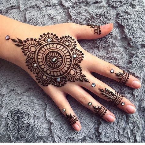 20+ simple mehndi design ideas to save for weddings and other occasions ...