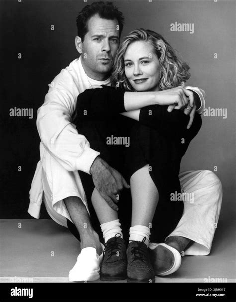 BRUCE WILLIS, CYBILL SHEPHERD, MOONLIGHTING, 1985 Stock Photo - Alamy