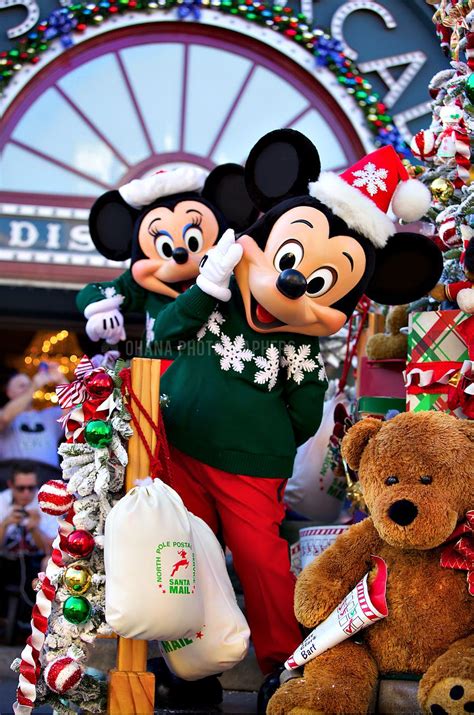 Disneyland // Mickey Mouse and Minnie Mouse in A Christmas Fantasy Parade at Disneyland ...