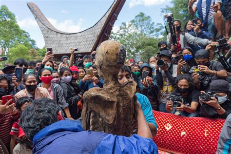 Ma'nene' Ritual - Tana Toraja, Sulawesi - Duniart - Photography and Blog by Toine IJsseldijk