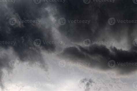 Stunning dark cloud formations right before a thunderstorm 10770582 ...