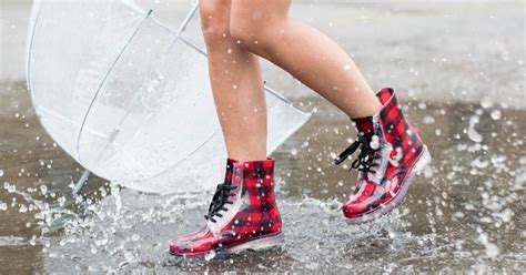 8 Best Monsoon Footwear For Women This Season