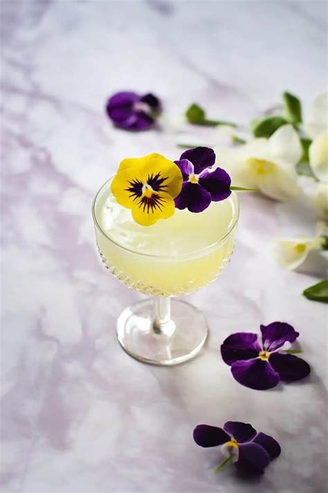 7 Gorgeous Edible Flower Garnishes for Cocktails – Mix That Drink