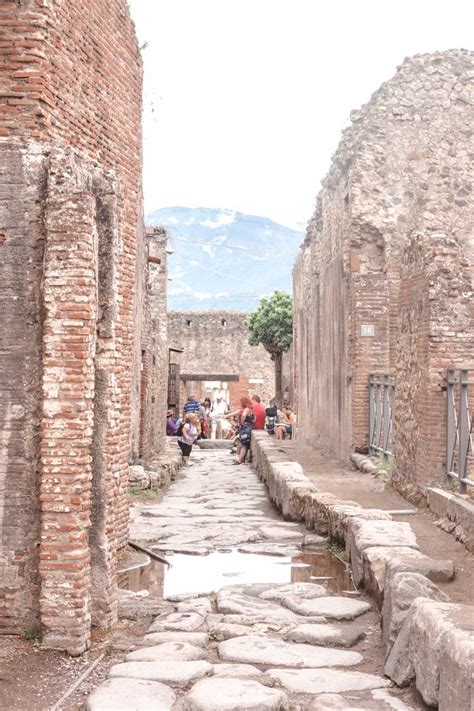 How to Plan the Perfect Day Trip to Pompeii & Mount Vesuvius - Into the ...