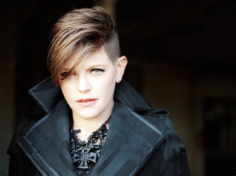 Natalie Maines: Going solo with "Mother" - CBS News