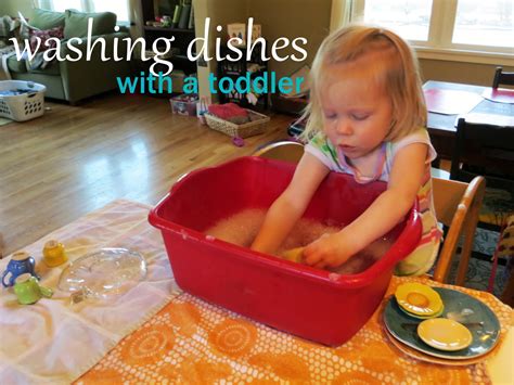 itty bitty love: washing dishes with a toddler