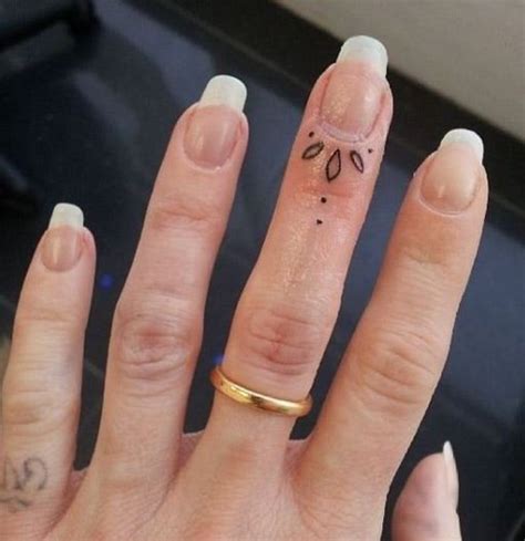 51 tiny finger tattoo designs: hearts, symbols, geometric pattern