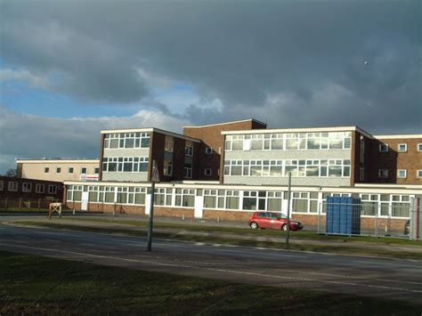 Glenwood High School © James Allan cc-by-sa/2.0 :: Geograph Britain and Ireland