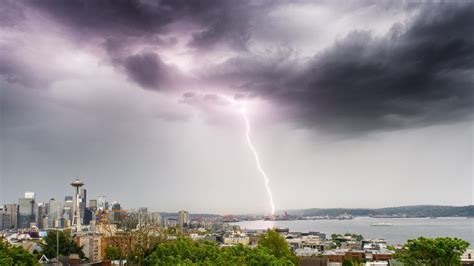 Line of thunderstorms rolls into Seattle area | KOMO