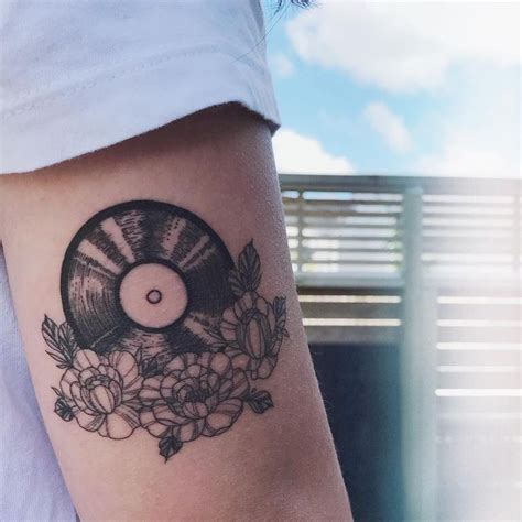 Vinyl record with florals by Jessica at Townhall Tattoo Auckland | Tatuagens de música, Tatuagem ...