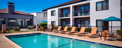 Fort Worth Hotels with Outdoor Pool | Courtyard Fort Worth University Drive