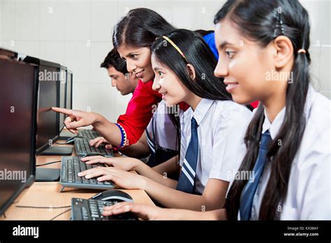 Estudiantes de la escuela india del maestro que enseña a estudiar la enseñanza de la informática ...