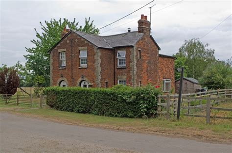 Ugley Hall Farm Cottages © Ian Capper cc-by-sa/2.0 :: Geograph Britain and Ireland