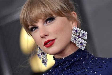 Taylor Swift makes Grammys history - NewsFinale