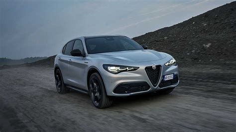 Alfa Romeo Stelvio 2022, interni, motori, luci LED