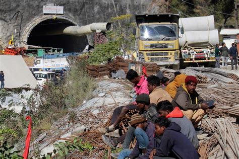 India tunnel collapse: 41 workers still trapped as rescue stalls - National | Globalnews.ca