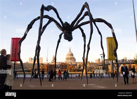 Louise Bourgeois Spider Sculpture at the Tate Modern looking across Stock Photo: 15137667 - Alamy