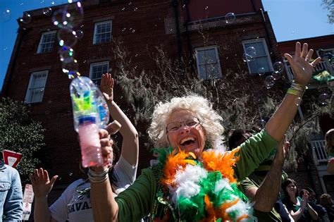 SAN PATRICIO. Festejos en el desfile del día de san patricio en Savannah. (AP/Josh Galemore) Usa ...