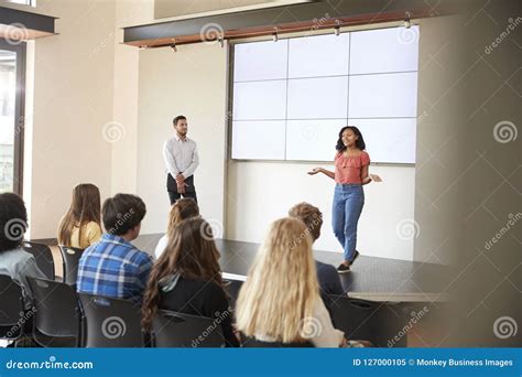 Turma Da Escola Secundária De Giving Presentation To Do Estudante Fêmea Em Front of Screen ...