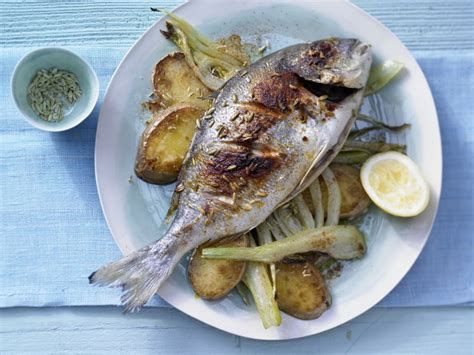 Baked Sea Bream with Fennel Recipe | EatSmarter