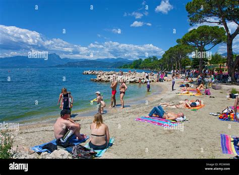 Menschen am Strand von Lazise, Gardasee, Provinz Verona, Italien | People at beach of Lazise ...