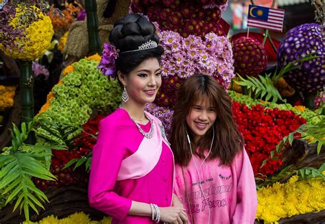 Thai People in Traditional Dress Waiting to Join the Chian… | Flickr